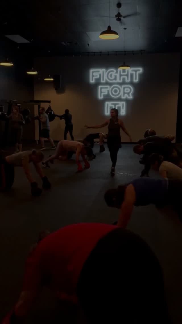 30 minutes in.
Different person out.
That is what happens when a room full of people decide to show up and mean it.
Boxing drills. Bodyweight. An instructor who will not let you coast.
Join us for a 30-minute kickboxing workout and find out what you are actually made of. 🔥
#Focusmaster #KickboxingClass