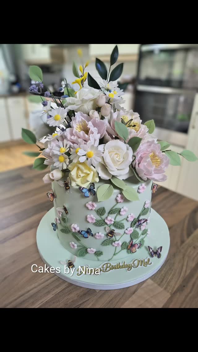 We were asked to create a floral birthday cake, lots of sugar flowers on this pretty 8" cake, hope you had a wonderful birthday.
#cakesbyninacamberley #birthday #sugarflowers