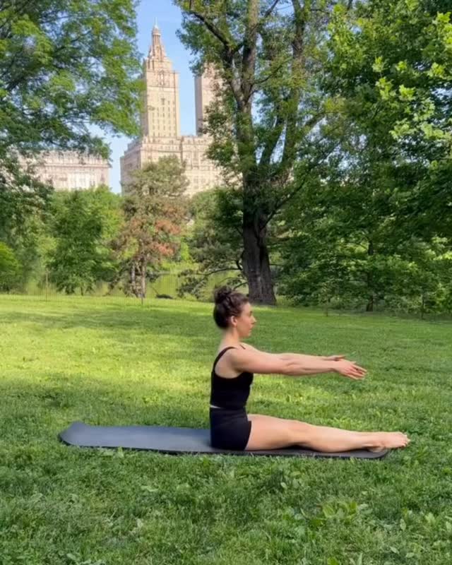 Mental Health Month is winding down, but we’re rolling up into the weekend. 🤍
The Roll Up benefits: 🧠 Mental: Demands total focus and deep, rhythmic breathing to quiet a busy mind. 💪 Physical: Massages the spine, stretches the hamstrings, and builds deep core control.
Drop a ☀️ if you’re joining us in the park this weekend!
#ClassicalPilates #SpineHealth #thingstodoinnyc #MindfulMove #nycfitness