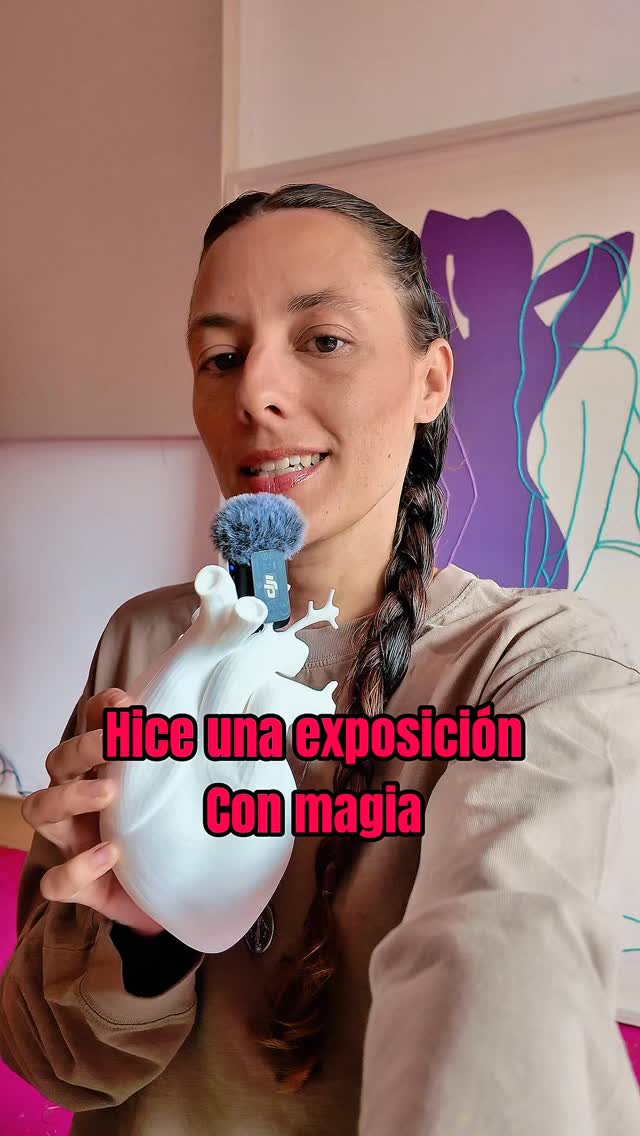 Dos meses después… sigo sin poder explicar completamente lo que pasó con Kardía. 🫀✨
Esta exposición cambió mi vida.
Pero más importante aún: vi cómo también tocó la vida de otras personas.
Vi gente llorar frente a las obras.
Vi conversaciones que nunca habían sucedido.
Vi corazones abrirse.
Vi personas sentirse profundamente acompañadas a través del arte.
Y creo que eso es lo más poderoso que puede pasar dentro de una galería.
Este jueves cerramos este portal. 🔥
Y quiero invitarlos a vivir la última noche de Kardía conmigo, revelando aún más secretos detrás de estas piezas, de este proceso y de todo lo invisible que sostuvo esta exposición.
No va a ser una visita guiada cualquiera.
Va a ser una celebración.
Una despedida.
Una revelación final. ✨
📍 Galería Otros 360
📅 Jueves 28 de mayo
🕔 Desde las 5:00pm
Y sí… también será una de las últimas oportunidades de ver varias obras que todavía están disponibles.🫀
Si alguna vez sentiste curiosidad por Kardía,
si alguna obra te habló,
si querías verla “después”…
este es el momento.
Los espero con el corazón completamente encendido. ❤️🔥