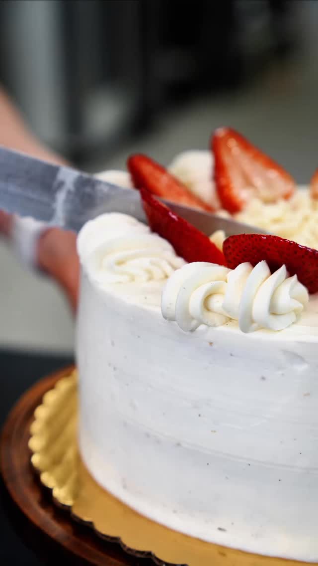 Last call. 🍓 Our Strawberry & Vanilla Cake is leaving the menu. Come get a slice before it’s gone.
Our bread, your moment.