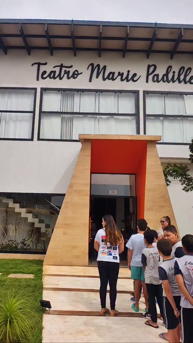💛 A arte também protege. A arte também conscientiza. A arte também salva.
No dia 22 de maio, o Teatro Marie Padille recebeu os alunos da Escola Municipal Maria das Dores Felipe, de Alexânia, para assistirem à peça “O Despertar da Princesa Kiki”, uma obra sensível e necessária que aborda a prevenção ao abuso e à exploração sexual de crianças e adolescentes, em apoio à campanha Maio Laranja.
Por meio da linguagem artística, crianças de 5 a 11 anos foram acolhidas em um espaço de aprendizado, reflexão e proteção. Porque falar sobre prevenção é um ato de cuidado.
Esta ação acontece em parceria com o Projeto Otras Cositas Mas e o Ministério Público de Goiás, por iniciativa do promotor Dr. José Alexandre Teixeira de Barros, fortalecendo a missão de levar conscientização às novas gerações.
A CEO Edna Pinato, acreditando profundamente no poder transformador da arte, abriu as portas do Teatro Marie Padille para esta causa tão urgente e necessária.
✨ Quando a arte encontra propósito, nasce transformação.
✨ Quando protegemos uma criança, protegemos o futuro.
Juntos pela infância. Juntos pela conscientização. Juntos pelo amor.
🧡 Maio Laranja — Faça bonito. Proteja nossas crianças e adolescentes.
#MaioLaranja #TeatroMariePadille #ProtejaAsCrianças #ArteQueTransforma