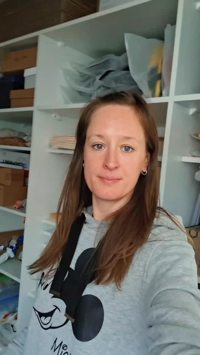 Tyhle dva obrázky jsou hotové a čekají jen na rám. Jaký byste jim dali? Oranžovou třešeň? Tmavě hnědý ořech? Nebo světlý jasan? Poraďte mi do komentáře ✍️
‼️A jestli se vám některý líbí, můžete si ho pořídit v rámu podle vlastního výběru. Cena je 1.600 Kč + poštovné a v ceně je vypálení věnování nebo jiného textu na rám. PIŠTE MI DO KOMENTÁŘE NEBO DO ZPRÁVY.
‼️Pospíchejte, brzy je zarámuju a dám na e-shop. Pak už budou k dispozici jen v konkrétním rámu a bez textu!
__________
🌷 používáme pravé lisované květy
🪵 vlastnoručně si vyrábíme dřevěné rámy
🖼 sklo bereme od třeboňského sklenáře
🤲 pracujeme ručně, poctivě, pečlivě
♻️ vyrábíme ekologicky
🙋♀️ spolupracujeme s dalšími malými výrobci