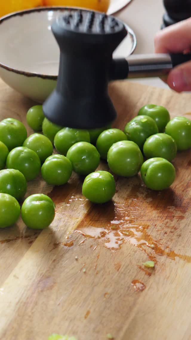 Bu videoyu izleyip ağzı sulanmayan var mı? 🤤
Müthiş bir erik mezesi oldu özellikle üzerine zeytinyağı da çok yakışıyor 👌
Doğal içerikli kalorisini düşünmeyeceğiniz böyle sağlıklı atıştırmalıkları tercih edin 👍
Malzemeler
1 kase yeşil erik
1/2 limonun suyu
Sumak
Tuz
Süzme yoğurt
Zeytinyağı
Susam
Yapılışı:
Erikleri kırarak çekirdeklerini çıkarın.
Üzerlerine tuz, limon suyu ve sumak ekleyip biraz ovun.
Bir tabağın tabanına süzme yoğurdu yayın ve üzerine erikleri alın.
Son olarak üstüne zeytinyağı ve susam serpiştirin.
Afiyet olsun.
