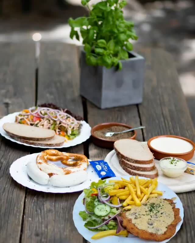 Die Küche ist immer geöffnet:
Montag bis Samstag von 15:00 bis 21:30 Uhr
Sonn- und Feiertags von 12:00 bis 21:00 Uhr 🍽
Getränke gibt es selbstverständlich bis 23:00 Uhr, sonntags bis 22:00 Uhr 🍻
#biergarten #biergartendarmstadt #darmstadt #schnitzel #brezel