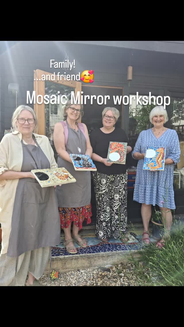 Its so lovely to have people return to do another mosaic with me. Im so grateful to have my creative space.
Some of them made a butterfly with me a few months ago and today they brought another family member, and a friend to 'make a mirror in a day'. They all chose beautiful emblems to focus their unique designs on.
They all left with a mosaic mirror that will bring light and joy into their gardens with two of them booked to come back and do another butterfly in a few weeks!!🦋