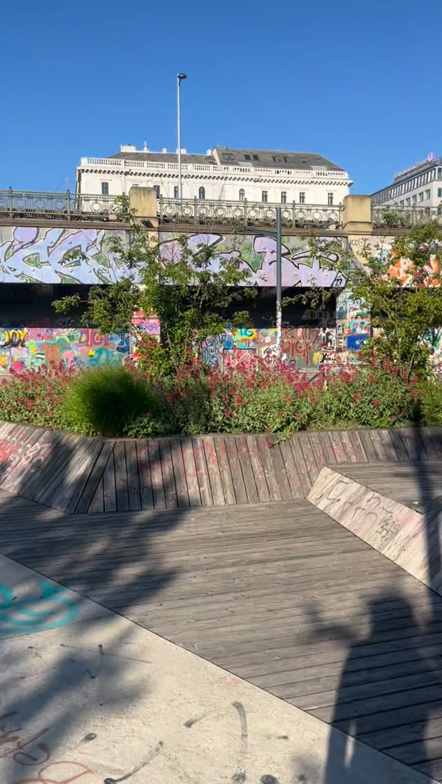 Uma “ruína técnica” reutilizada como espaço contemplativo e paisagístico no centro da cidade de Viena. Schwimmende Gärten ou Jardins Flutuantes.
Belo exemplo de regeneração urbana através da presença da Natureza!
.
Originalmente concebido como parte de um grande projeto de transformação do canal do Danúbio em porto urbano moderno no início do século XX por Otto Wagner, foi construído entre 1904 e 1908. Nunca operou como previsto, pois o porto migrou para o curso principal regulado do Rio.
A instalação foi danificada na segunda guerra, ficou abandonada por décadas e recentemente virou espaço público paisagístico trazendo um pouco mais de verde e áreas de descanso para este trecho do canal.
.
É praticamente uma transição física entre infraestrutura industrial moderna, ruína pós industrial e reapropriação ecológica/ contemplativa contemporânea. Com as novas rampas de acesso, são 1500m2 de área de descanso com decks e plantas, reforçando o potencial recreativo e o valor climático do canal para a cidade.
.
.
💚
.
A “technical ruin” repurposed as a contemplative and landscaped space in the center of Vienna. Schwimmende Gärten or Floating Gardens. A good example of urban regeneration through the presence of Nature!
Originally conceived as part of a large project to transform the Danube channel into a modern urban port in the early 20th century by Otto Wagner, it was built between 1904 and 1908. It never operated as planned, as the port migrated to the regulated main course of the river.
The facility was damaged in the Second World War, remained abandoned for decades, and recently became a landscaped public space, bringing a little more greenery and rest areas to this part of the canal.
It is practically a physical transition between modern industrial infrastructure, post-industrial ruin, and contemporary ecological/contemplative reappropriation. With the new access ramps, there are 1500m2 of rest area with decks and plants, reinforcing the recreational potential and climatic value of the canal for the city.
.
.
.
#urbanregeneration #fourthnature #cityofvienna #donaukanal