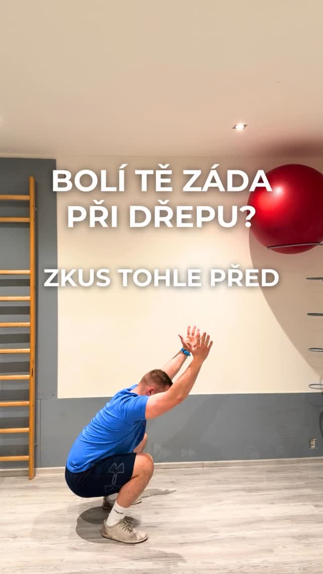 Bolí tě záda při dřepu? Zkus tohle před tréninkem nohou. 💪🏽
Problém většinou není v zádech. Je to špatný hip hinge, ztuhlá hrudní páteř nebo omezený rozsah pohybu. Tělo pak kompenzuje a záda zaplatí tvrdou daň.
✅ 1/3 Hip hinge - naučí tělo správně zaktivovat zadní řetězec před každým dřepem,
✅ 2/3 Wall angel - mobilizace hrudní páteře a ramen je klíčem pro vzpřímení trupu,
✅ 3/3 Squat to stand - propojení všeho dohromady v jednom pohybu.
Ulož si video. Honza 🔖
#brotasfitness #bolestizad #drep #trenink #mobilita