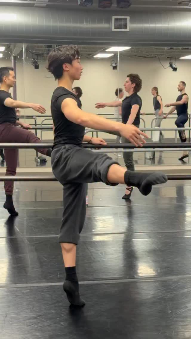 It truly is all about the finish 🌟 #themaledanceconnection #balletdancer #balletclass #fypage