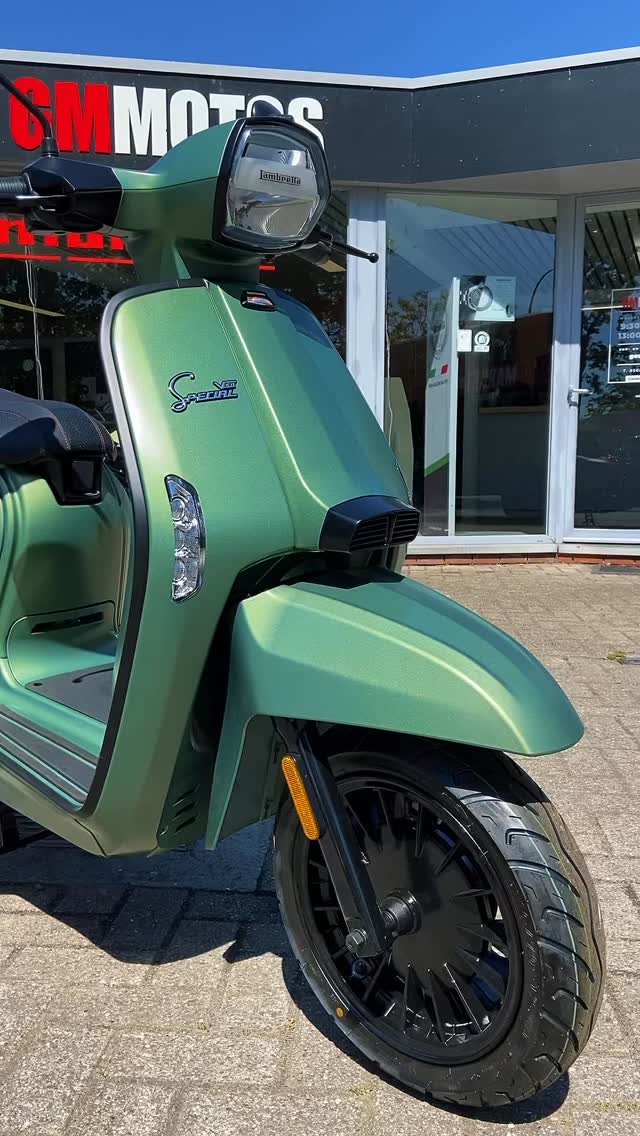 🌻Lambretta V50 Special
Deze zomer wordt nog leuker met de Lambretta V50!
Geen dikke jassen, gewoon zomerkledij, helm op en genieten!
Stijlvol genieten van de vrijheid en heerlijk zuinig rijden
Ideaal voor zonnige ritjes langs de kust of door de stad.
Klaar voor de zomer in stijl te beleven?
Kom langs!
#scooter #summer #vintage #viral #fyp