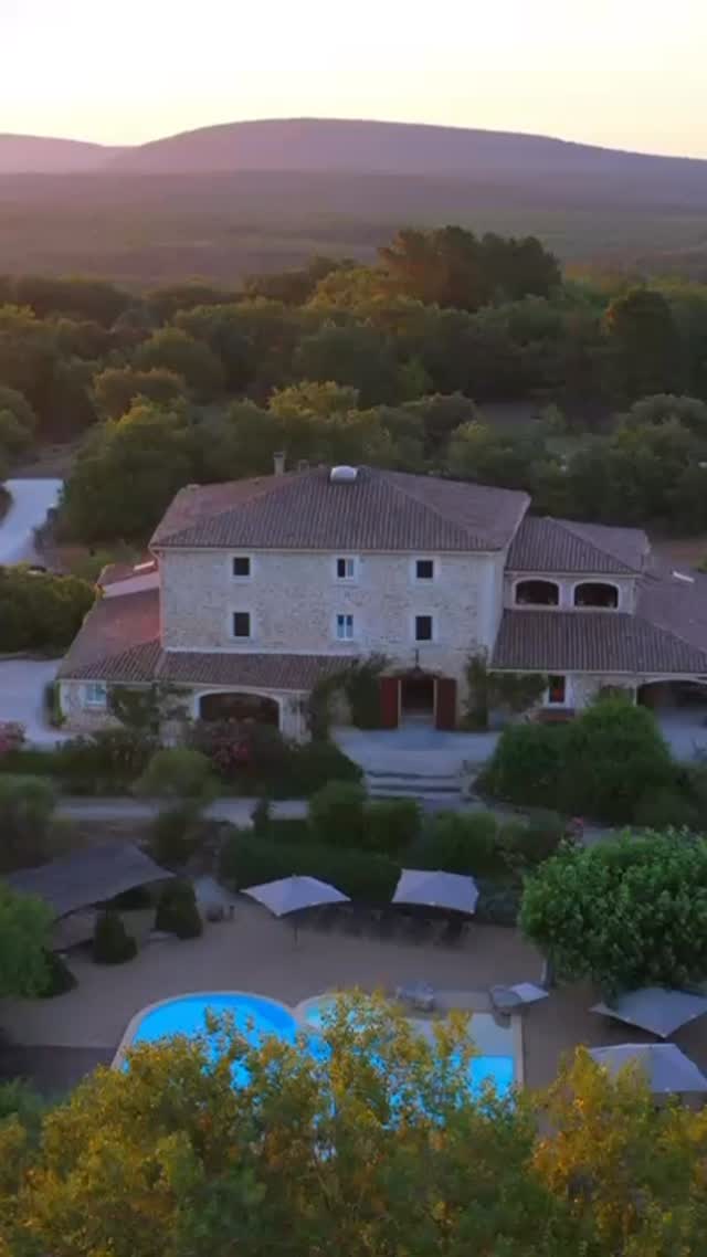 Endlose Lavendelfelder, der Duft der Provence und dieses besondere Licht – eine Magie, die man einfach einmal live erlebt haben muss 💜
Hast du die Lavendelfelder schon einmal in voller Blüte gesehen?
Schon bald beginnt die schönste Zeit des Sommers im Frigoulet. Nutz deine Chance – es sind nur noch wenige Zimmer frei ☀️
💜💜💜💜💜💜💜💜💜💜💜
Des champs de lavande à perte de vue, le parfum de la Provence et cette lumière si particulière… une magie qu’il faut vivre au moins une fois 💜
As-tu déjà vu les champs de lavande en pleine floraison ?
La plus belle période de l’été arrive bientôt au Frigoulet. Profite de l’occasion — il ne reste plus que quelques chambres disponibles ☀️