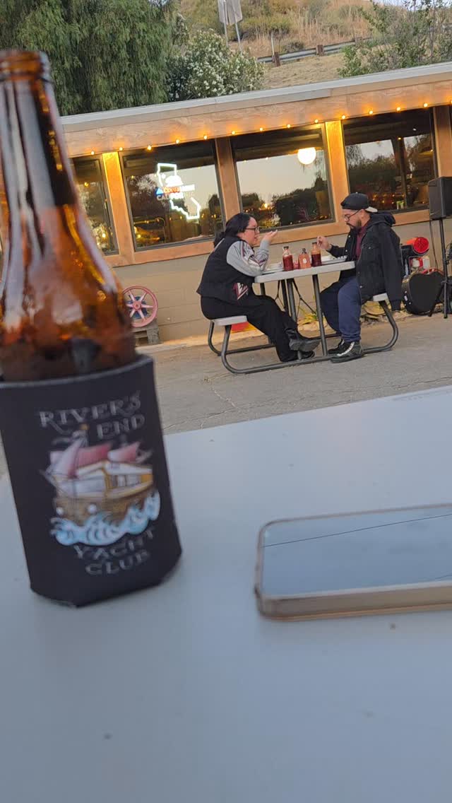 What a beautiful evening it is at the Pub when @joeistrader
Is in the house!
#riversendweatherreport #riversendpub #bbq #beer #livemusic