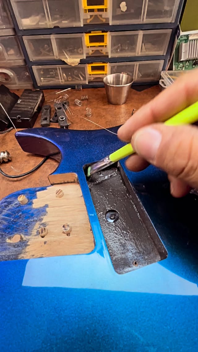 Blindaje profesional para un sonido más limpio ⚡🎸
En este trabajo aplicamos pintura conductiva en la cavidad de la cápsula para reducir interferencias y ruidos no deseados, mejorando el desempeño electrónico del instrumento sin alterar su estética. 🔧🎨
Este procedimiento crea una jaula de Faraday interna que ayuda a minimizar el clásico hum y las interferencias electromagnéticas, especialmente útiles en configuraciones single coil y entornos con mucha contaminación eléctrica. 🎛️
✔️ Menos ruido
✔️ Mejor estabilidad
✔️ Trabajo limpio y profesional
✔️ Protección electrónica interna
En Custom Guitars cuidamos cada detalle para que tu instrumento rinda al máximo, tanto en estudio como en vivo. 🎶
📍Antofagasta, Chile
🌐 Custom Guitars
📲 Instagram: @custom.guitars.workshop
#CustomGuitars #GuitarRepair #Shielding #GuitarTech #Luthier ElectricGuitar GuitarWorkshop SingleCoil GuitarMods Blindaje PinturaConductiva LuthierChile GuitarrasChile Antofagasta ToneMatters