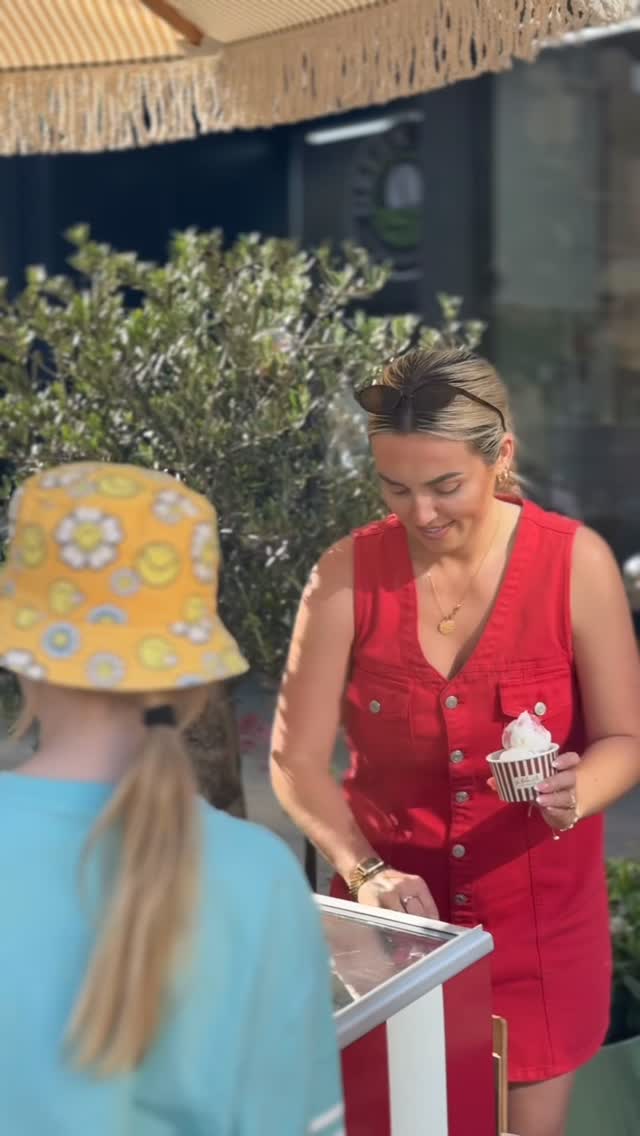 Another beautiful Bank Holiday at La Pizzica 🌞
Lovely to see so many of you this weekend to soak in this beautiful sunshine. A big thank you to @emozioni_cambridge for another great session.
We’re open as usual today - see you down there 🫶
#LaPizzica #Pizzeria #Eddington #Cambridge