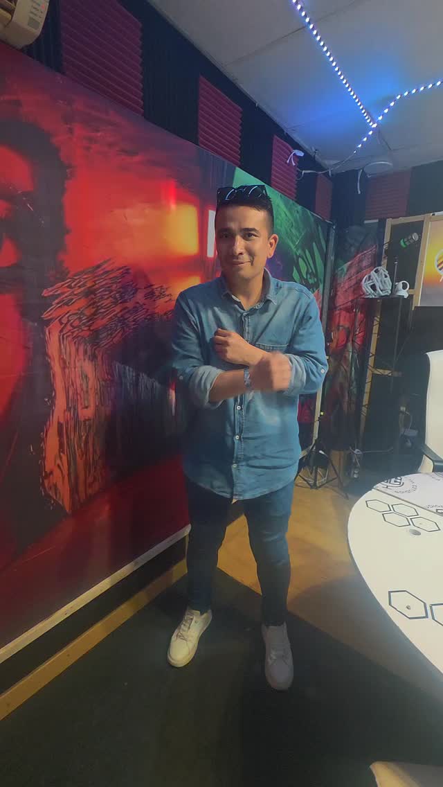 Qué tal los pasos de @alfonsolosadadeportes ? 🕺✨ Aquí el que dé papaya se boletea. 😂
Atentos al próximo que caiga en la red de videos virales de LaMovidaLatina. 📲🔥 ¿Quién crees que sea la próxima víctima del baile? ¡Los leemos! 👇
#LaMovidaLatina #Humor #Baile #PasosPro #Meme VideoViral Tendencia Farándula
