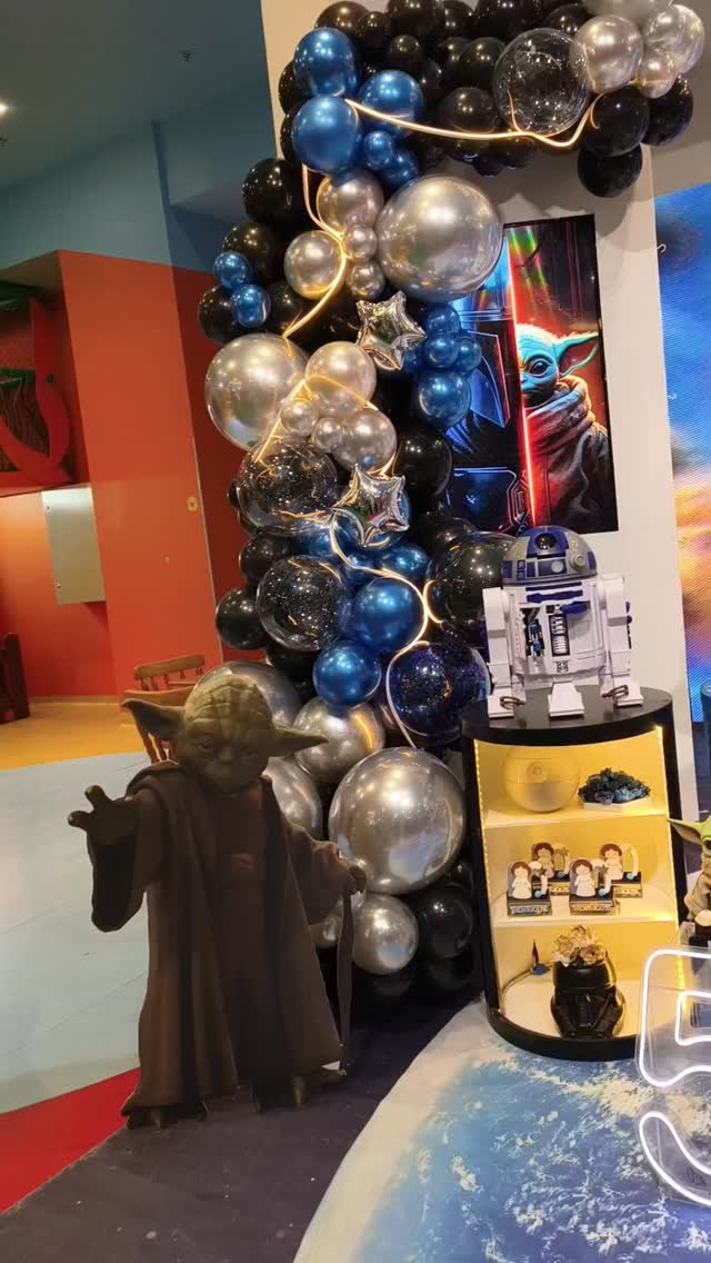 Essa festa linda foi pra comemorar os 5 aninhos do Henrique! Que tal você também fazer uma festa linda como essa e ainda descer na nossa nave na hora do Parabéns?