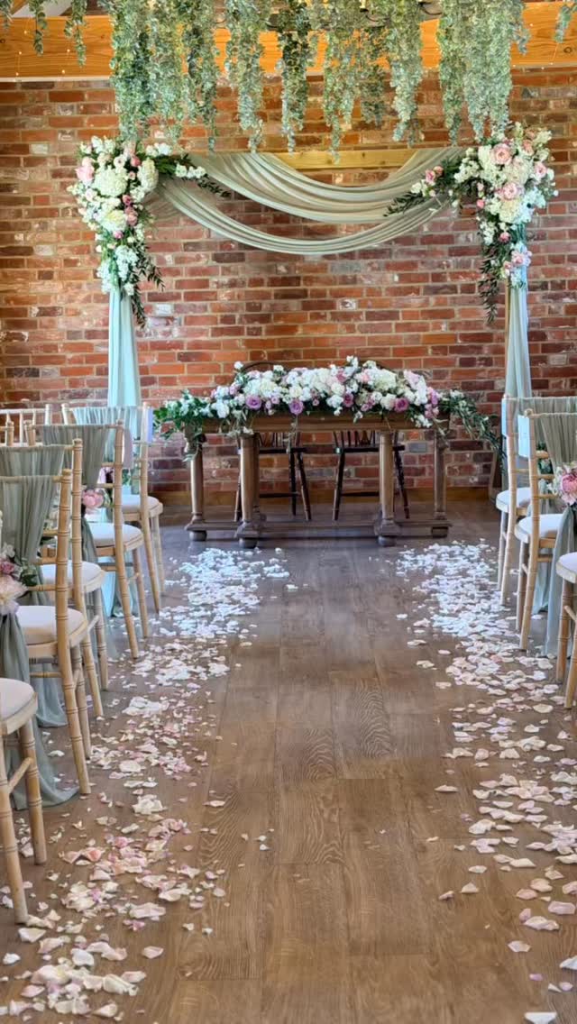 Congratulations to R & R who were married today at the stunning @aptonhall - Such a beautiful colour palette of Blush Pink, Dusky Pink & White flowers to go with Sage Green Bridesmaids Dresses
#weddingflowers
#essexflorist
#weddinginspiration
#floraldesign
#weddingflorals