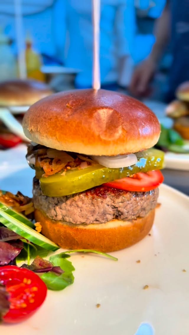 Kleine Wünsche erfüllen wir sofort - für größere nehmen wir gerne Vorbestellungen entgegen.
#pier6 #bremerhaven #burger
