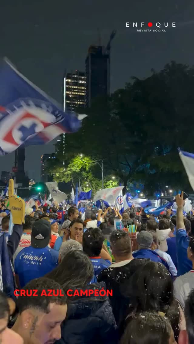 La pasión celeste se hizo sentir en todo lo alto. 🏆✨💙
Tras el campeonato de Cruz Azul, miles de aficionados se reunieron en Ángel de la Independencia para celebrar una noche inolvidable llena de emoción, cánticos y orgullo azul.
.
.
.
#revistaenfoque #futbol cruzazul #campeones #lamáquina