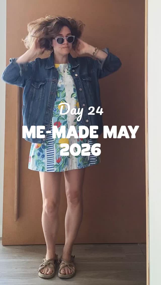 #memademay2026 dag 2️⃣4️⃣💛
Eentje die jullie nog niet zagen verschijnen.
Officieel is deze een testversie ("wearable toile", as you say🤌🏻) van de Basic Dress van @julianamartejevs_official 💕
Ik maakte hem om de maat uit te testen voor een versie voor iemand anders, maar ik ga hem uiteindelijk gewoon zelf dragen want super comfortabel, zeker tijdens hele warme temperaturen 🔥
Stof is een tweedehands bedovertrek van @kringwinkelateljee @kringwinkel ♻️
Geniet van de 🌞 you guysssssss
#memademay #julianamartejevsonme
Zomerse zelfgemaakte mom outfit • upcycled dress • sewing my (summer) wardrobe