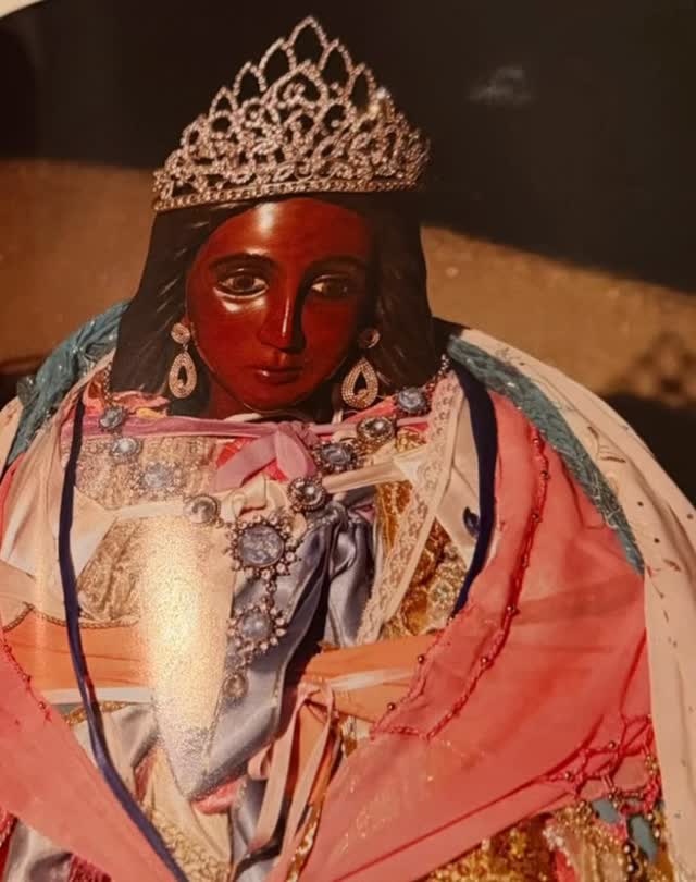 hoje é dia de Santa Sara Kali 🤍
guardiã dos caminhos, das travessias, dos recomeços e da fé que continua caminhando mesmo quando não sabe exatamente para onde está indo.
essa oração é um gesto de respeito, conexão e presença.
que Santa Sara nos lembre da força que existe em seguir em frente, confiar no caminho e honrar as muitas mulheres que vieram antes de nós.
que ela abençoe nossas estradas, as de fora e as de dentro.
Optchá!
#Sarakali #ciganos #Santasara #optchá