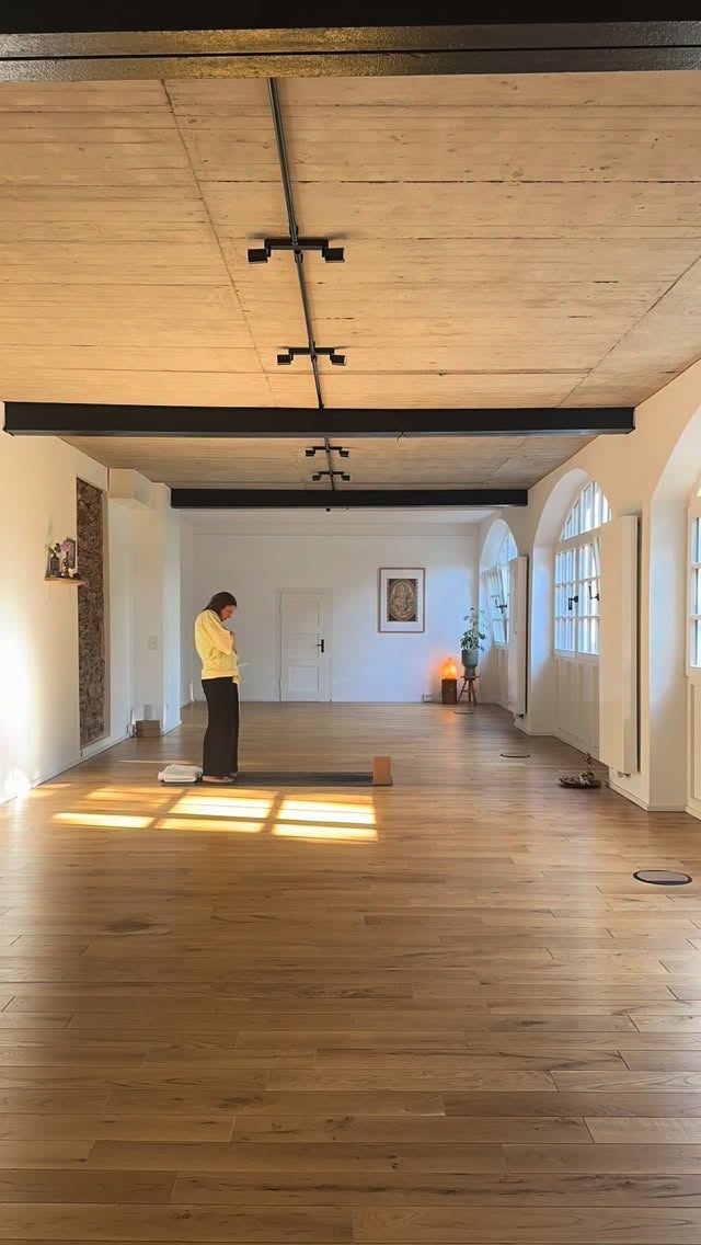 Am Wochenende hat uns das 2. Modul unseres 200h Mani Yoga Teacher Trainings sehr bewegt ✨!
Wir sind in die Grundlagen der Meditation, der Bandhas & Kriyas eingestiegen und sind tiefer in die Asana Lehre getaucht.
Neben all dem Wissen geht uns vor allem um die direkte Erfahrung, für die wir in unseren Modulen bewusst immer wieder Räume öffnen.
Um das:
Wie bin ich jetzt hier?
Wie präsent bin ich für das was mich umgibt?
Wie sehr spüre ich meinen eigenen Atem und die Verbindung zur Welt?
Wo weiche ich aus? Zu fühlen. Zu verändern. Ehrlich zu sein.
Was in diesen Momenten geschieht - im Einzelnen, in der Gruppe, mit der Energie im Raum ist in Worte und auch in Fotos nicht zu fassen.
Aber es ist so deutlich spürbar und genau
darum geht es.
♥️
Rooted in Yoga 🤲🏽 - so viel Liebe für diese Menschen und all das was sie mitbringen.
Habt alle eine wunderbare Woche Yogis & much love,
Elli & Sara