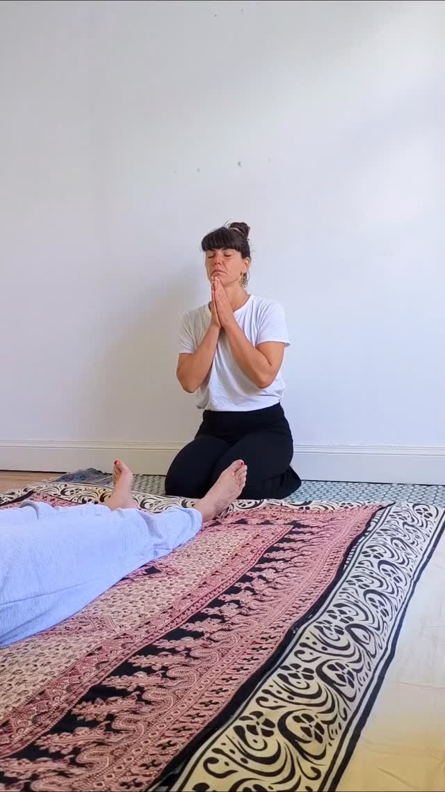 DEIXA QUE ALGUÉM TOME CONTA DE TI
A vida pode ser bem desafiante, há sempre qualquer coisa para tratar, sempre alguma coisa para fazer. Se fores como eu, só te sentas no sofá quando fizeste tudo o que tinha que ser feito, que significa, raramente me sentar, pois o 'to do list' nunca termina.
Então tenho que arranjar estratégias para parar e estar sem fazer nada, só comigo.
Para além da prática de yoga, de vez em quando permito-me receber uma massagem, não só pelo benefícios físicos e energéticos mas, acima de tudo, emocionais, porque obrigo-me a parar e descansar.
Permito que alguém tome conta de mim, nem que seja só de vez em quando, pois é tão preciso e sabe tão bem.
Se és como eu, convido-te a experimentar as minhas massagens.
Vem, que eu tomo conta de ti para te sentires melhor, e vais com certeza, garanto-te.