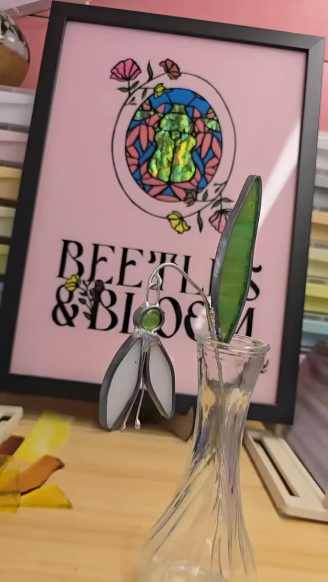 The glorious @beetlesandbloom showing off the reverse glass sign I painted for her, using gorgeous abalone.
My commission book is back open from July 😜
Emily’s flowers are beautiful, lots to choose from on her website x
#flowers #reverseglasspainting #handpainted #sign #lettering