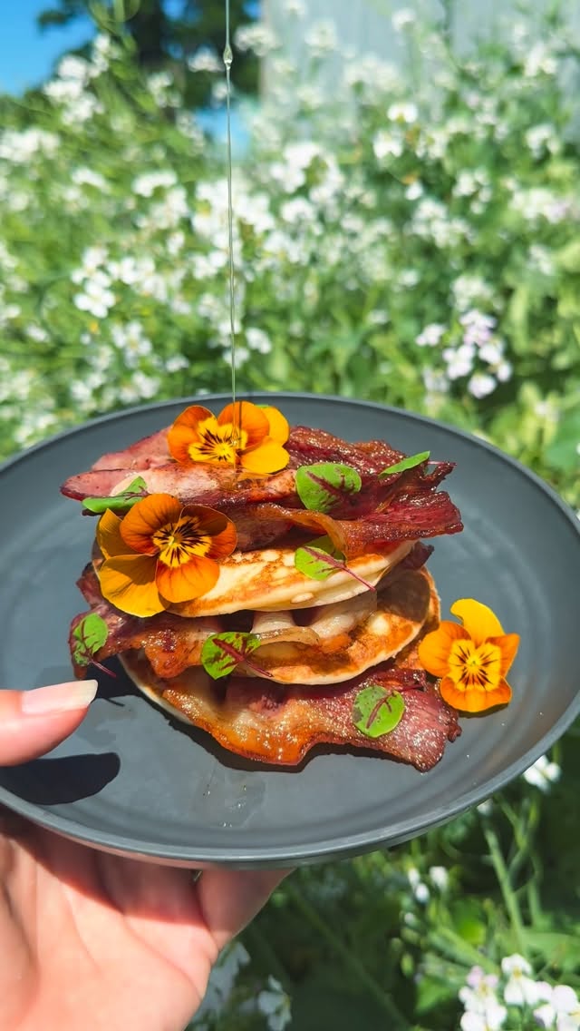 Bore da 👋 Good morning ☀️ Buttermilk pancake & bacon stack, finished with red-veined sorrel, violas, and a generous drizzle of maple syrup 🤤🥞🥓🌸🌱
#brunchgoals #edibleflowers #microgreens #foodie