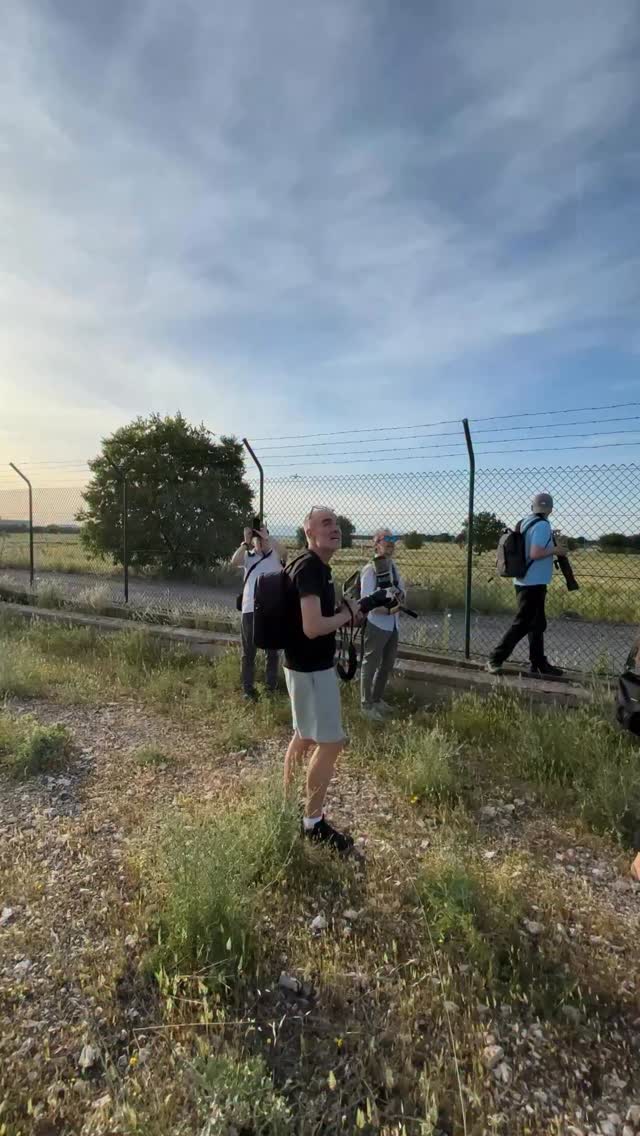 Ayer vivimos uno de esos momentos que hacen que la fotografía merezca la pena.
Nos fuimos hasta un mirador de aviones en San Fernando de Henares (Madrid), buscando algo muy concreto: alinear la trayectoria de los aviones con la luna. Apenas unos segundos. Un instante mínimo donde todo tenía que encajar a la perfección.
Y ocurrió.
La luna suspendida en el cielo.
El avión atravesándola.
La velocidad, la distancia, la precisión… todo convergiendo en una imagen que solo existe durante un instante irrepetible.
Quizá ahí esté una de las grandezas de la fotografía: encontrar la perfección en lo efímero.
#spotting #tipsdefotografia #clasesdefotografia #fotoscreativas #tutorialfotografia