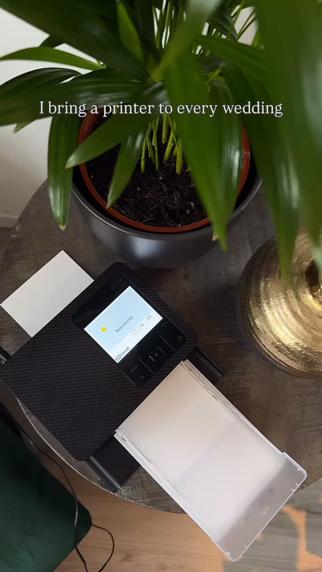 Op de avond van de bruiloft print ik altijd een foto uit en geef dit als cadeautje aan mijn bruidsparen. Hun reactie is altijd goud🥹🥹 #trouwfotograaf #bruiloftinspiratie #bruidsfotograaf