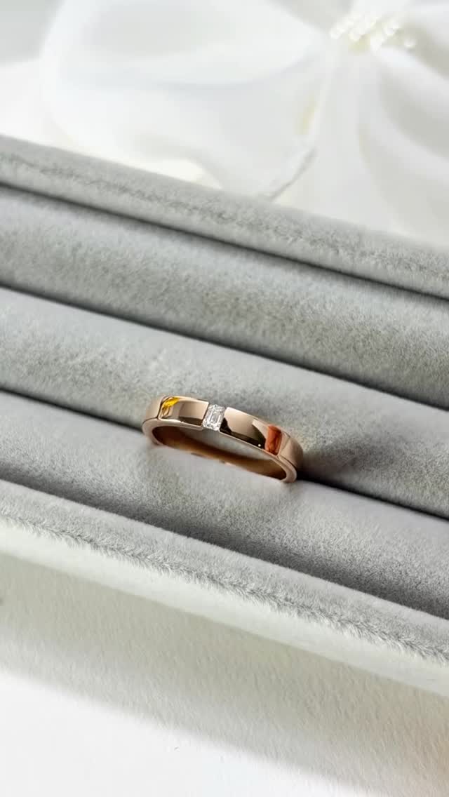 Bound together, Closer than ever 🤍 • Emerald Cut Diamond 0.10ct. • 18K Pink Gold ✨💍
.
Budget : 3x,xxx THB +/-
.
ลูกค้าที่สนใจแวะมาชมสินค้า รบกวนนัดหมายล่วงหน้าก่อนนิดนึงนะครับ ☺️
.
ตัวเรือนทองแท้ พร้อมเพชรใบเซอร์ GIA สำหรับขนาด 0.18 กะรัตขึ้นไปทุกเม็ด
.
มีหน้าร้าน พร้อมบริการหลังการขายทุกเรื่อง ดูแลลูกค้ามาแล้วกว่าสามพันคู่ ชมรีวิวจากลูกค้าได้ที่ >> https://www.minimojewelry.com/testimonial
.
ดูแบบแหวนทั้งหมดได้ที่ —> https://www.minimojewelry.com/weddingringsdesign
.
** แถมฟรี เลเซอร์สลักชื่อ เลือก Font ที่ชอบได้
** พร้อมกล่องแหวนสวยๆสำหรับเข้าพิธี
.
💎 Inbox: m.me/minimo.jewelry
💎 Line: @minimo.jewelry (มี @)
💎 Web: http://minimojewelry.com
💎 Call: 092-456-9509
.
** เนื่องจากงานของทางร้านเป็นงานสั่งทำตามความต้องการของลูกค้า ราคาจึงอาจมีการปรับเปลี่ยนตามดีไซน์ สเปคเพชร ไซส์แหวน และราคาทอง/เพชร ในแต่ละช่วงเวลาครับ
.
#minimojewelry #แหวนคู่ #แหวนแต่งงาน #แหวนเพชร #แหวนหมั้น diamond diamondring แหวนเพชรแท้ เพชรGIA engagementring ทองแท้ เพชรแท้ weddingring เพชรแท้ราคาโรงงาน แหวนเพชรGIA weddingring แหวนชู แหวนหมั้น ring ใบเซอร์gia เพชรน้�