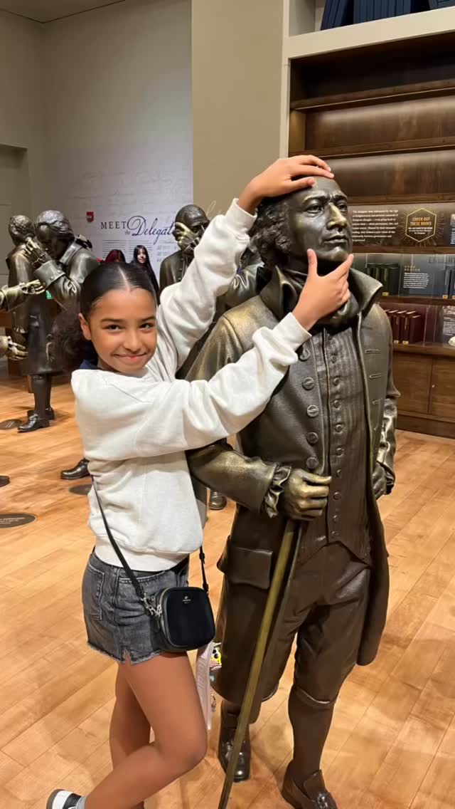 To build a better future, we must understand the past. Para construir un futuro mejor, debemos comprender el pasado. Thank you to the @constitutionctr for giving our 8th graders an inside look! #fieldtrip #nycpublicschools #dlmsfamilia @nycdistrict3