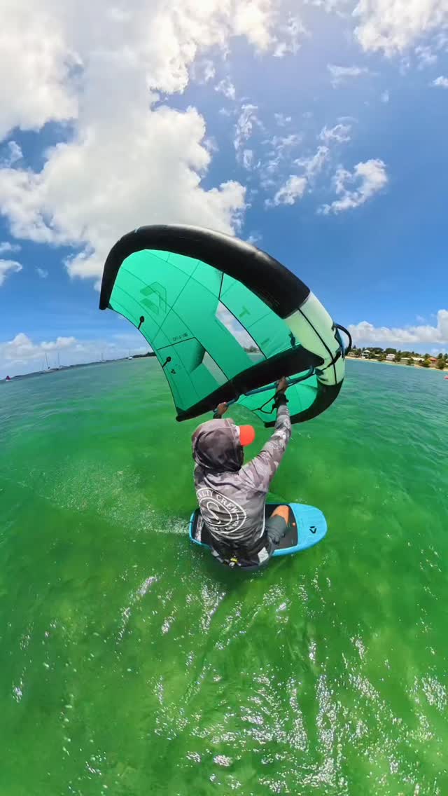 Suite de la progression et coaching avec @zoevnoo 🌊✨
Au programme ici :
- Importance de la hauteur du mat
- Timing et explosivité du pop
- Rôle des abdos dans la phase aérienne 🤙
Chaque saut demande de la technique, de la répétition et de l’engagement 🙌
Petit à petit, les sensations arrivent… et les premiers vrais vols aussi 🚀
Bientot les 360 😊👏
#wingfoil #wingfoiling #coaching #Guadeloupe #kawanariding