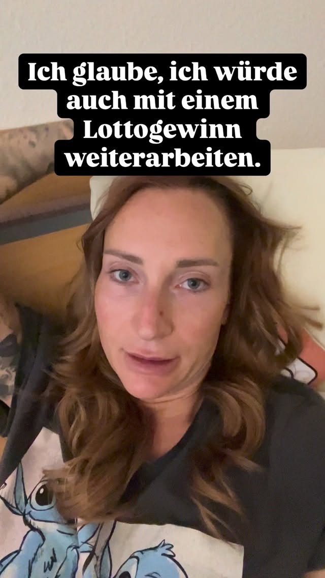 Vor ein paar Tagen hatte ich eine Unterhaltung, die mir seitdem nicht mehr aus dem Kopf geht.
Eigentlich war es nur eine ganz normale Frage.
Aber manchmal sind es genau diese Gespräche, die einen plötzlich dazu bringen, über sich selbst nachzudenken.
Und je länger ich darüber nachgedacht habe, desto mehr habe ich gemerkt, dass die eigentliche Antwort gar nichts mit Geld zu tun hatte.
Sondern mit der Frage, warum wir tun, was wir tun.
Vielleicht kennt ihr solche Gedanken auch die einen plötzlich nicht mehr loslassen, obwohl das Gespräch längst vorbei ist. 🖤
Was war deine letzte Erkenntnis über dich selbst?
#ehrgeiz #persönlich #selbstständigkeit #mindset