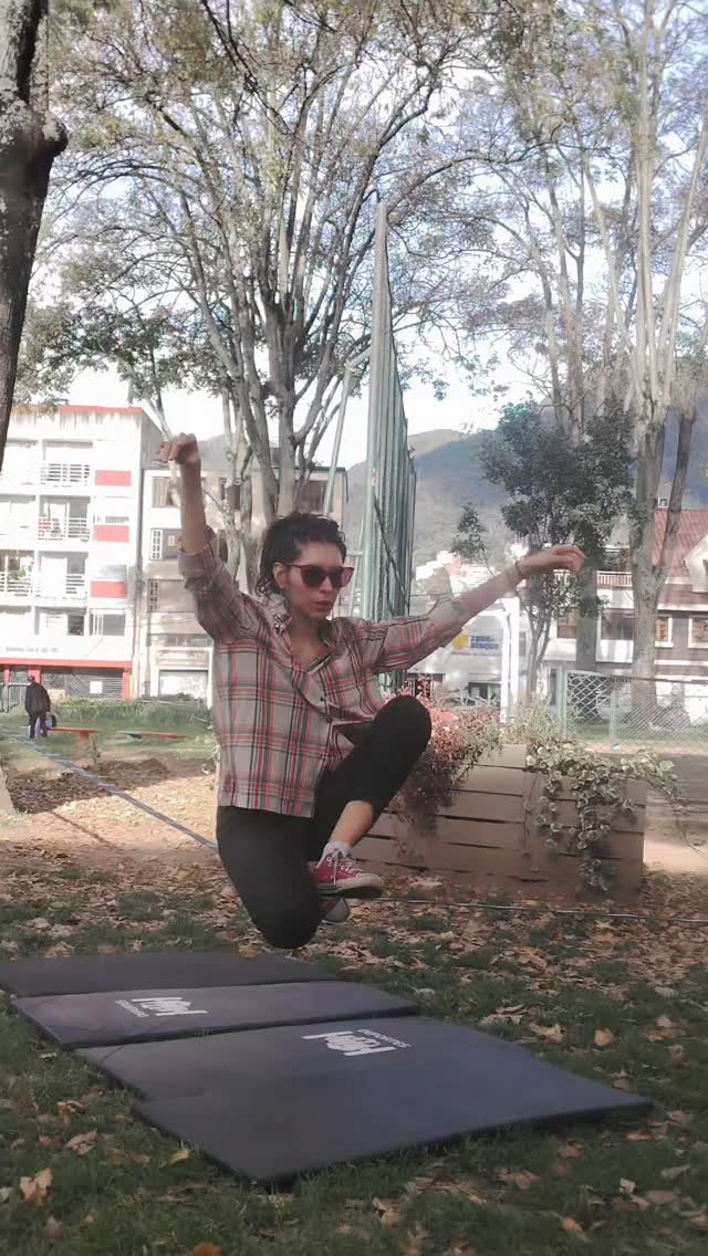 No olvides seguir nuestra cuenta @escuelaslackbogota
@alejatetu sube su nivel y la gente que pasa lo nota.
Muchos nos rendimos antesitos de lograrlo, eso podemos cambiarlo con proceso y una mejora continua.
#slackline #viveelequilibrio #bogotá #clasespersonalizadas #teusaquillo