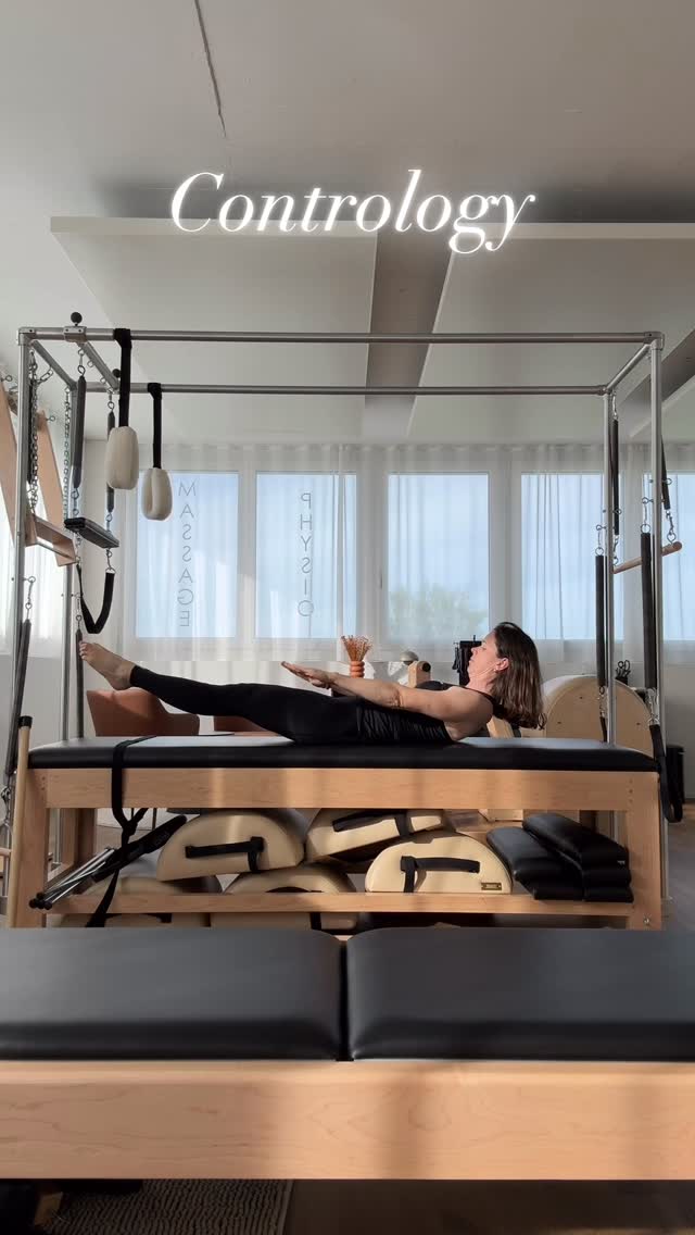 Wusstest du, dass die heutige Pilates Methode eigentlich CONTROLOGY heisst?!💡
Joseph Pilates hat die Methode als „complete coordination of body, mind and spirit, achieved through conscious control over every movement“, definiert. 🌟
Das bedeutet, dass jede einzelne Übung ganz bewusst und kontrolliert ausgeführt wird.
Joseph Pilates wollte mit Contrology ganzheitliche Gesundheit erreichen. Ziel war es Fehlhaltungen zu korrigieren, den Körper zu stärken und zu vitalisieren, damit der Mensch im Alltag leistungsfähig sein kann. 💪
Was soll ich sagen? - IT WORKS! 🤩
#contrology #thepilatesmethod #pilatesroutine
