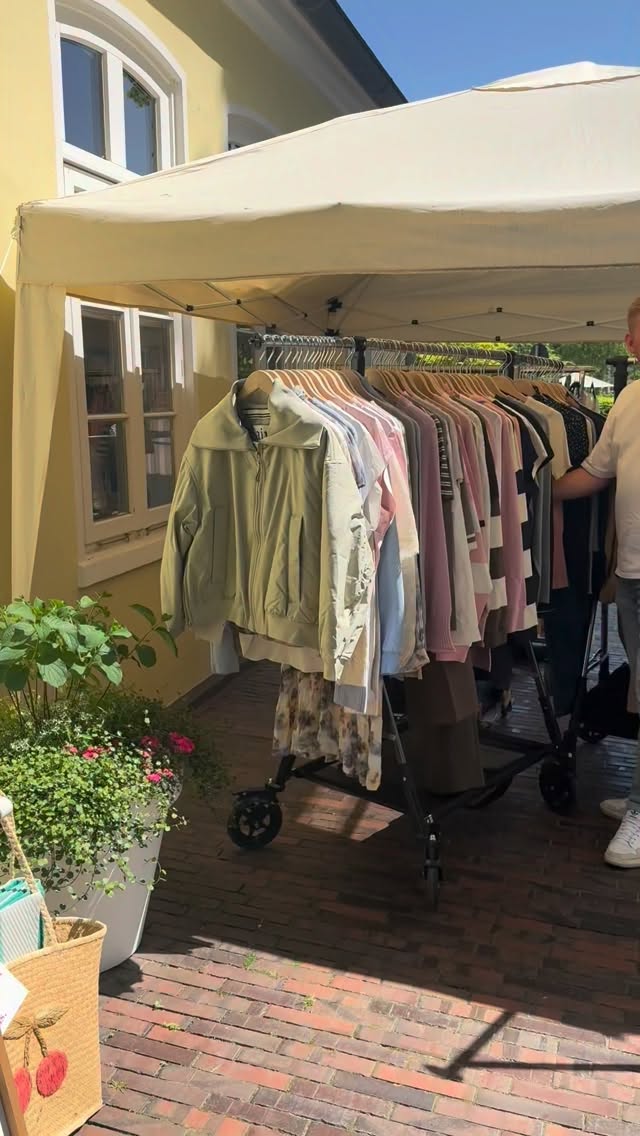 30 Grad, Sonne pur – und wir ordern Winterware ☀️
So sieht Arbeitseinsatz in der Pauline aus! Heute haben wir bei diesem Wetter die neue Winter 2027-Kollektion von @sainttropez_de_at gesichtet und bestellt – damit ihr im Herbst als erstes zuschlagen könnt. 😎
Pauline Worpswede · Bergstraße 26 · 27726 Worpswede
Mo–So 11–18 Uhr
#paulineworpswede #worpswede #sainttropez #winterkollektion #behindthescenes