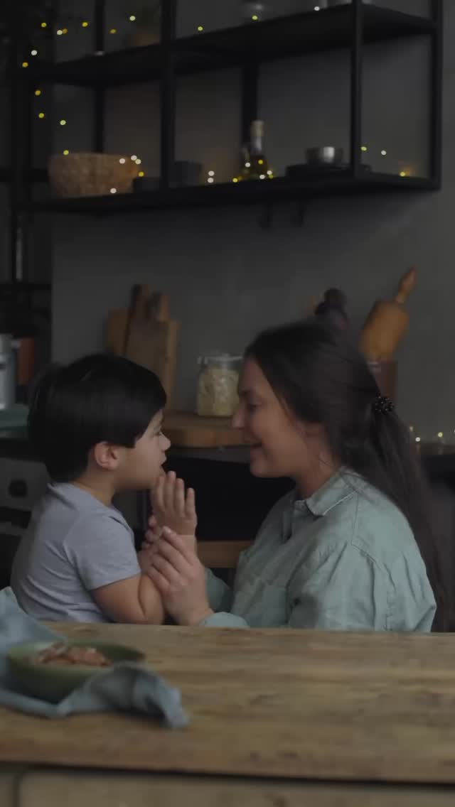 A veces creemos que el problema está en “la otra persona”, en la mala suerte o en no encontrar a alguien que se quede. Pero muchas relaciones se construyen desde heridas emocionales que nunca fueron atendidas: miedo al abandono, necesidad de aprobación, rechazo, traición o vacío emocional.
Sin darnos cuenta, esas heridas hablan por nosotros.
Nos hacen alejarnos cuando alguien se acerca demasiado.
Nos hacen aceptar menos de lo que merecemos.
Nos hacen exigir amor desde el miedo y no desde la calma.
Y lo más difícil es que muchas veces normalizamos el dolor porque aprendimos a vivir así desde hace años. Repetimos dinámicas, atraemos vínculos similares o sostenemos relaciones que nos desgastan emocionalmente, esperando que esta vez sea diferente.
Pero sanar cambia la manera en la que elegimos, amamos y nos relacionamos. Porque cuando una herida deja de dirigir tu vida, empiezas a construir vínculos más conscientes, sanos y reales.
No todo lo que duele se ve.
Y no todo lo que callas deja de afectar tu corazón.
✨ Reconocer una herida no te hace débil. Te hace consciente.
Cuéntame en comentarios:
💭 ¿Qué crees que es más difícil en una relación: poner límites, confiar o soltar?
🌐 constelaciondevida•com
🔮 Agenda tu sesión enlace en el perfil
📩📲 55 4453 5094
#TerapiaSistémica #HeridasEmocionales #ConstelacionesFamiliares #RelacionesSanasy #SanaciónInterior