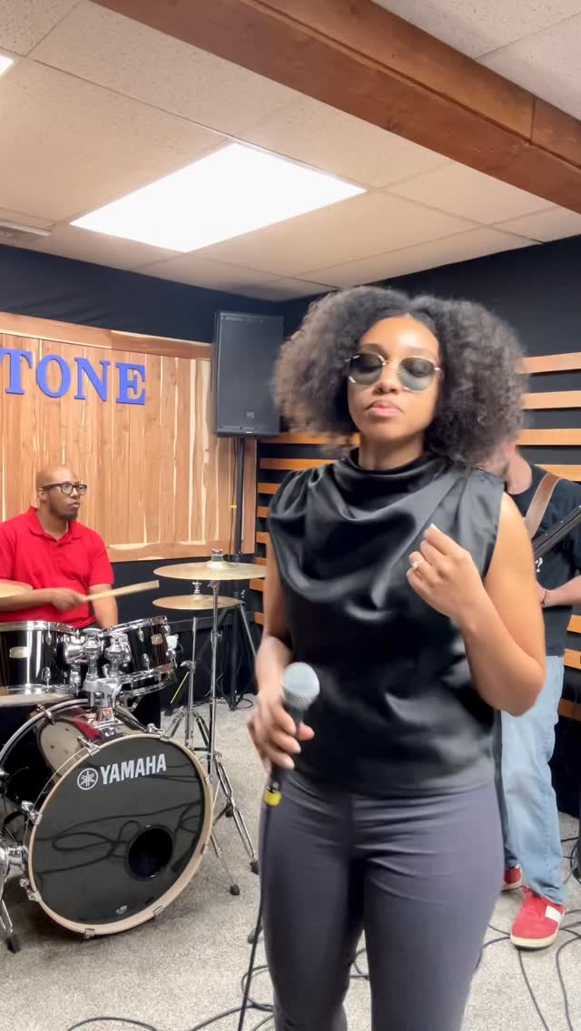 Fun fact: rehearsed with the guys the same day I quit my day job 🙌🏽🎸🥁🎤
Sunday Morning - Maroon 5 Cover
God is good!
Drums: @davis.drumsj
Bass: @f.my.clef
Guitar: @manu.alta
#rehearsal #dcband #livemusicians #dmvmusic #targetaudience