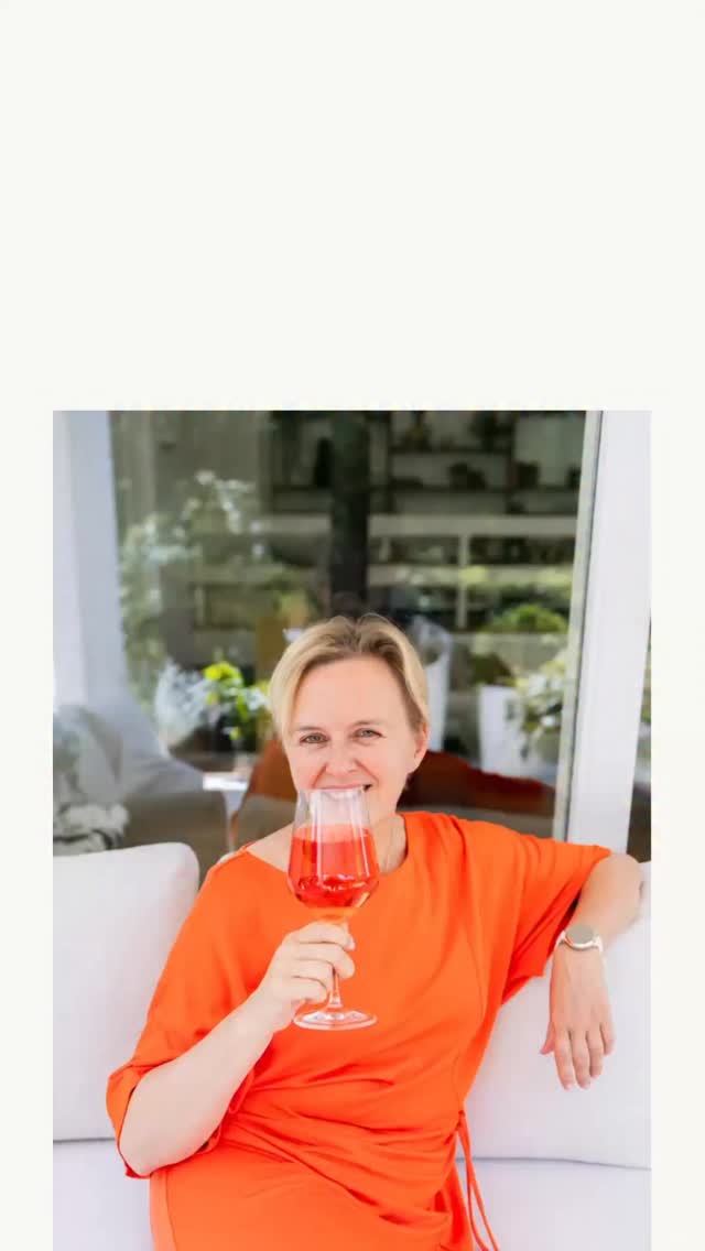 Deze lekkere tussendoortjes zijn top voor warme dagen!
Gezond genieten op zomerse dagen — het kan echt. En het hoeft niet ingewikkeld te zijn.
In deze reel: 5 snelle tussendoortjes die je lichaam blij maken én gewoon lekker zijn. Mango ijsje, kersen-yoghurt ijs, waterijsjes, een zomers fruitdrankje en vers fruit met chocolade dipsaus. 🍓🥭🍫
Duurzaam afvallen begint met leren genieten zonder schuldgevoel. Dit is hoe ik het doe.
Fork it. ✌️
🔔 *Meer gezonde recepten, tips en gerechten? Volg me : er komt elke week meer. Bewaar deze reel voor de échte zomerdagen !* ☀️