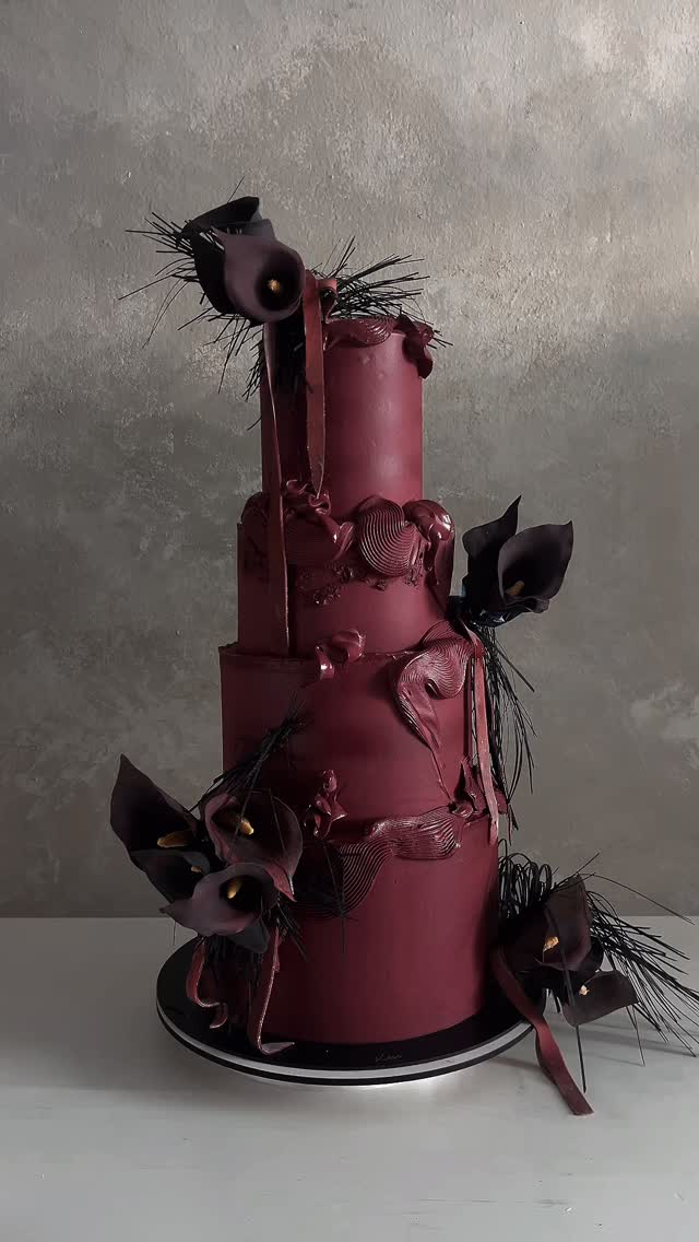 Working with Harris Reed’s world was something I had genuinely been looking forward to. He speaks a language I’ve always wanted to translate into cake. Researching his work and aesthetic before starting this design was one of the most inspiring creative processes I’ve had.
Deep burgundy buttercream cake: dark, theatrical, and deliberately unrestrained. Hand-sculpted sugar Calla Lilies, cascading sugar ribbons, edible paper feathering. Decadent, gothic, and very much Sin & Sequins.
Happy Birthday @harris_reed 🖤
Thank you @thestandardibiza for the wonderful collaboration
Flowers @aureafloralstudio
As seen in @lofficielibiza