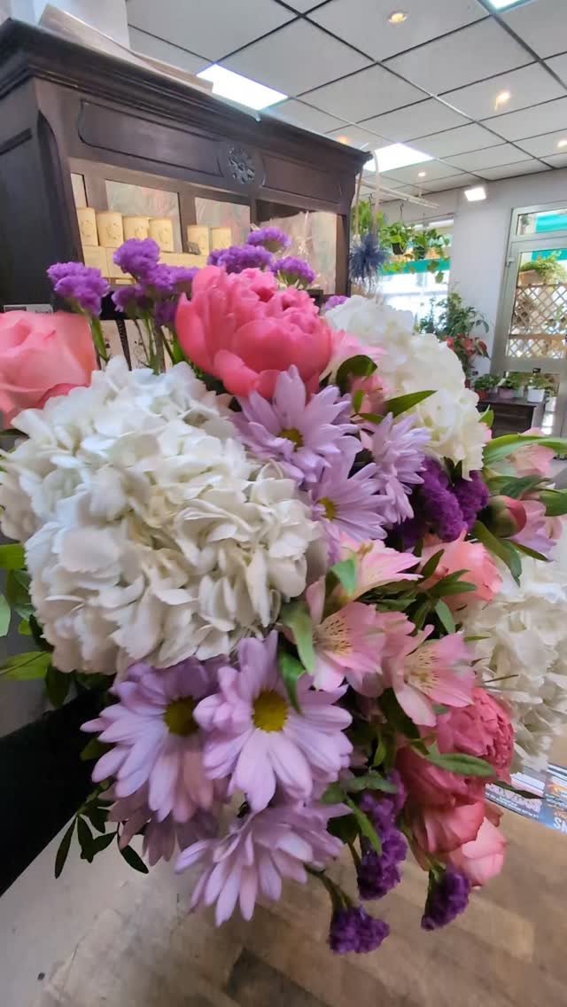 Un joli bouquet rond de fleurs mélangées dans les tons de blanc et rose 🤍🌸
Une composition fraîche et élégante, pleine de douceur et de délicatesse, idéale pour toutes les attentions fleuries du quotidien.
#BouquetRond #FleuristeNice #FleursFraiches #BlancEtRose #CompositionFlorale