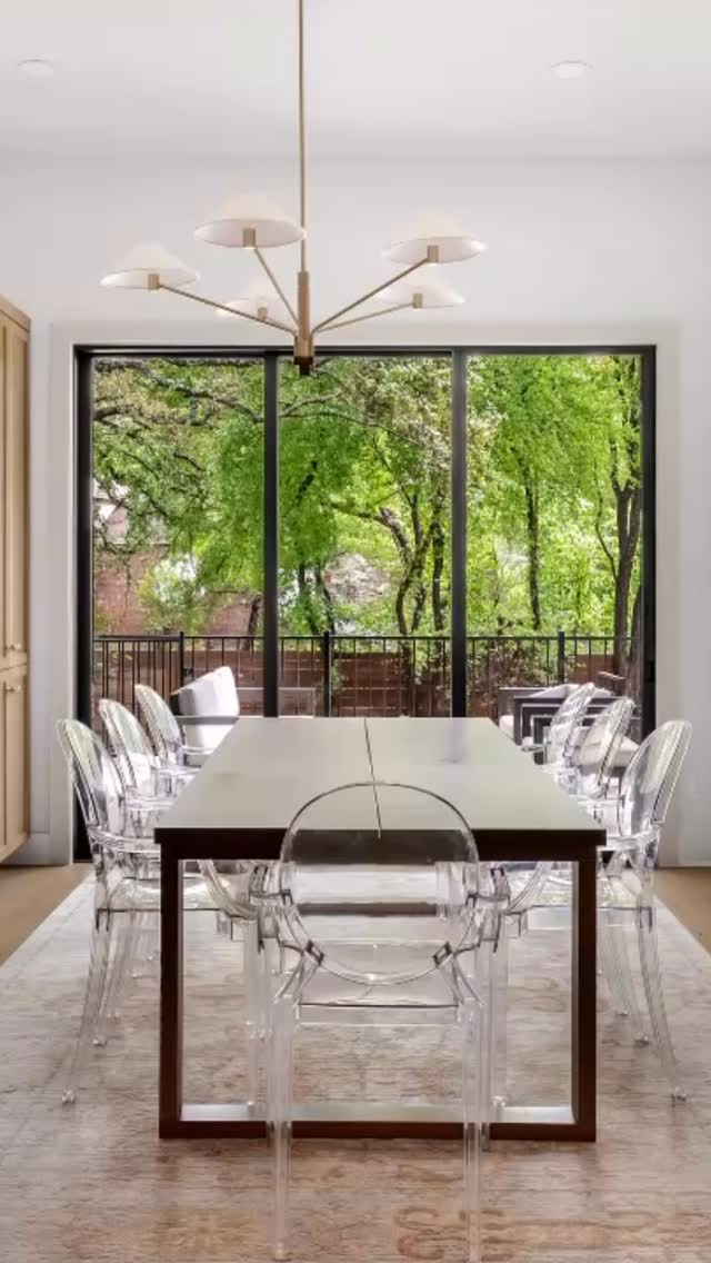 A dining space designed for gathering 🤍
Warm wood tones, layered textures, sculptural lighting, and natural light come together to create a space that feels both elevated and inviting. Beautiful design is about more than aesthetics — it’s about creating a home people love to live in.
#SamanthaKateInteriorDesign #DiningRoomDesign #ModernOrganic #InteriorDesign