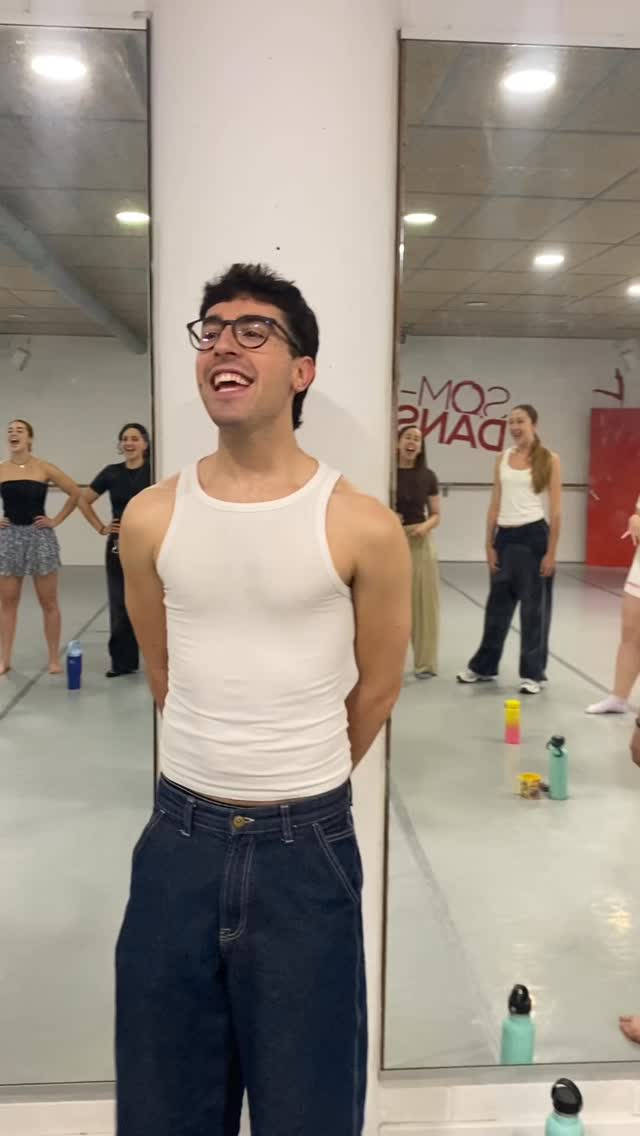 Un petit espòiler del que serà el SOM-HI XOU🎤✨
Demà a les 12:30h a l’@eixampleteatre els nostres alumnes de cant d’@edgarvocalcoach tornen a l’escenari.🔥
Us esperem!🤩