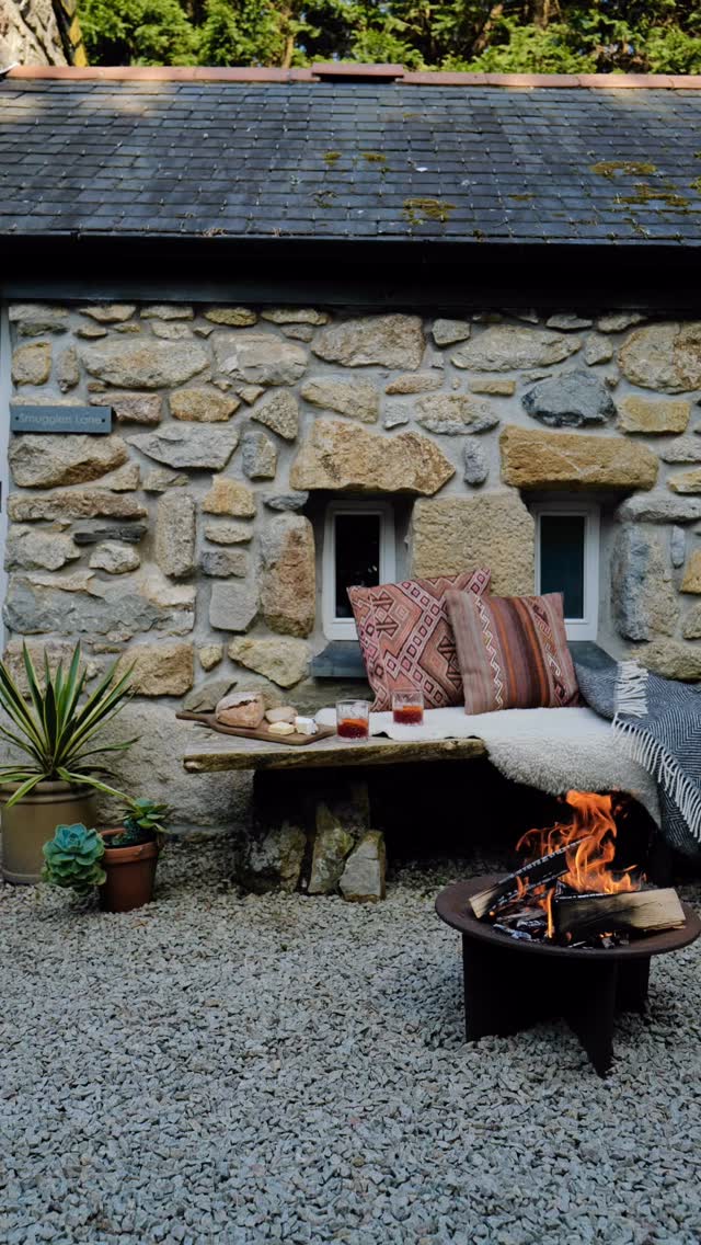 An early summer evening outside Smugglers Lane. #selfcatering #selfcateringcornwall #cornwallholiday #firepit #alfrescoliving