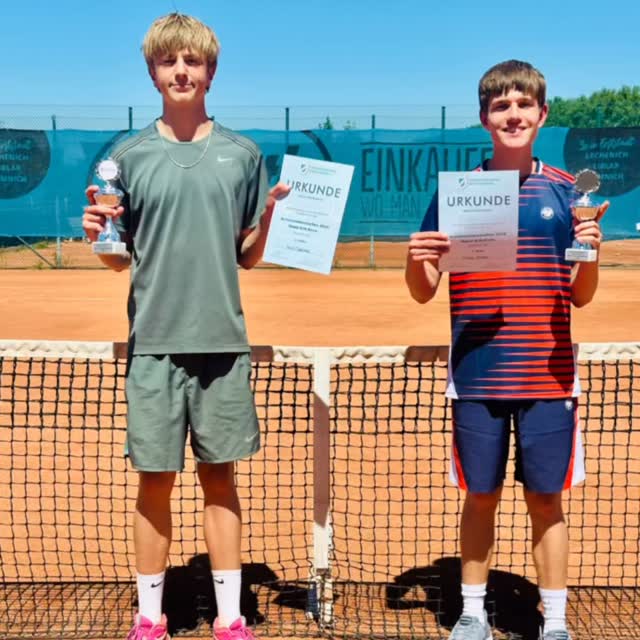 🎾🔥 HITZESCHLACHT IN DEN FINALS: Kreismeisterschaften 2026 🔥🎾
Was für ein Tag auf der Anlage! Bei extremen Temperaturen hat der TCL-Nachwuchs alles auf dem Platz gelassen. Teilweise über 2 Stunden Spielzeit im Match, pure Leidenschaft und maximaler Kampfgeist – das war Tennis auf tollem Niveau! Und das Beste: Es blieb durchgehend super fair. 🤝💯
Aus Vereinssicht stehen super Ergebnisse zu Buche. Wir sind verdammt stolz auf unsere Crew! 💙💛
Hier die harten Fakten aus den Finals:
🏆 U16 männlich Einzel // DER TCL-CRASH. Ein rein Lechenicher Finale! Mats Dahmen vs. Elias Ettler. Am Ende holt sich Mats mit einem starken 6:2, 6:3 den Titel! Glückwunsch an beide zu diesem Match! 🥇🥈
🥈 U18 weiblich Einzel // DRAMA BIS ZUM SCHLUSS. Esther Seeliger liefert sich einen absoluten Krimi gegen Sophie Gruchot. Nach einem mega Fight im Match-Tie-Break (6:7, 6:4, 3:10) geht der Vize-Titel nach Lechenich. Wahnsinns Match, Esther! 🥈👏
🥉 U12 männlich Einzel // BRONZE-BOY Niklas Hopmann kämpft sich aufs Treppchen und sichert sich einen überragenden 3. Platz! Starke Leistung, Niklas! 🤝🥉
Ein riesiges Dankeschön geht an Jens, Melanie und Steffi! Ohne euren Einsatz bei der Turnierleitung, der Siegerehrung und dem Support hinter den Kulissen wäre so ein Event nicht möglich. Ihr seid die Besten! 🙌❤️
#tclechenich #erftstadt #kreismeisterschaften2026 #matchday #tennis