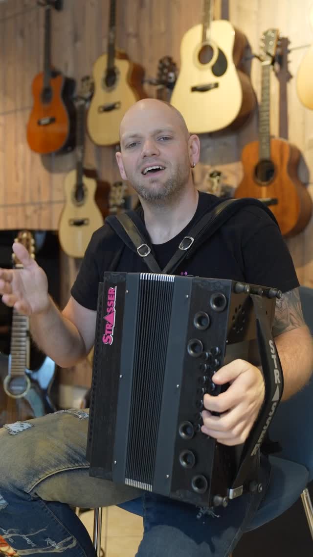 🔥 Hey Mann! Let’s quetsch! 🎶
Heute mit Dominiks schwarzer Strasser
gestimmt in H, E, A und D 🎸🖤
(Hintergrundmusik: Krainer Waltz von JuliusH)
#harmonika #strasser #musicstore #alpenrock #schürzenjäger