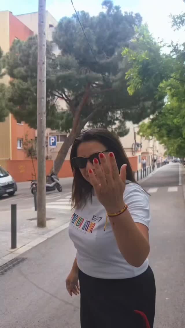 “¡Dejar de pagar de más por comer fuera es posible! 🇪🇨 Fuimos a probar ‘El Campeón Chonero’ en Hospitalet y la relación calidad-precio es de otro nivel. Platos abundantes, sazón auténtica y te hacen sentir en casa. Si buscas dónde comer rico sin vaciar la cartera, guarda este post. 🥘 ¡Vas a querer repetir!
📍 ¿Cuál de estos platos probarías primero? Te leo en comentarios.”
✅ Av. de Isabel la Católica, 90, 08905 L’Hospitalet de Llobregat, Barcelona
¡Pronto en Barcelona!