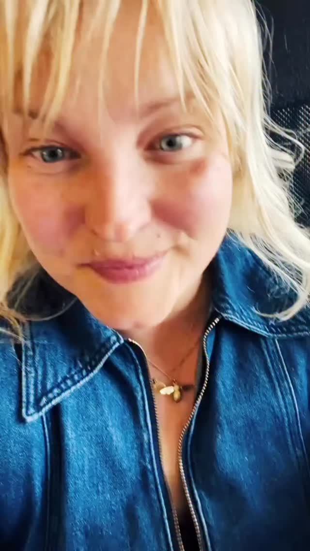 One of the easiest — and prettiest — ways to understand colour mixing ✨
Using an old saucer instead of paper lets the watercolours flow and blend naturally so you can really watch the colours interact. We explored how cyan, magenta and yellow create secondary colours, and how mixing across the colour wheel softens shades into greys.
Simple, satisfying and slightly addictive 💧🎨
#colourtheory #watercolour #colourmixing